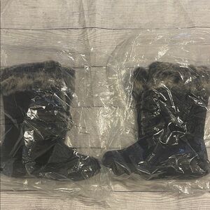 Women's Winter Boots with Faux Fur Trim size 8